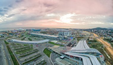 Gün batımında İstasyon Olimpiyat Parkı, Soçi, Rusya Federasyonu