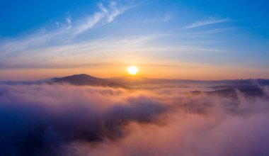 Primorsky Bölgesi'nde deniz ve dağlar üzerinde şafak, Rusya