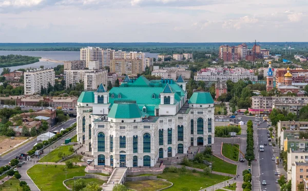 Астрахань, Россия - 17 июля 2018 года: вид с воздуха на театр оперы и балета . — стоковое фото