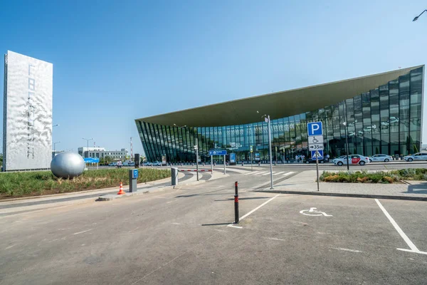 Саратов, Россия - 20 августа 2019 года: Международный аэропорт имени Гагарина, вид на терминал — стоковое фото