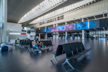 Saratov, Rusya - 20 Ağustos 2019: Gagarin Uluslararası Havaalanı, terminal ini görmek