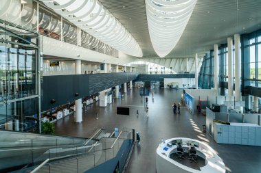 Saratov, Rusya - 20 Ağustos 2019: Gagarin Uluslararası Havaalanı, terminal ini görmek