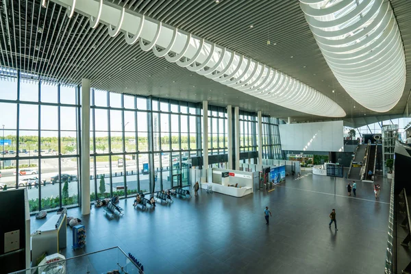 Саратов, Россия - 20 августа 2019 года: вид внутри терминала Международный аэропорт имени Гагарина — стоковое фото
