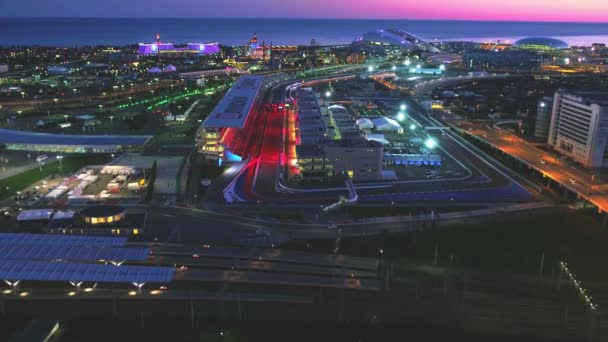 Soczi, Rosja-25 kwietnia, 2017: Soczi Autodrom-widok na główny stojak i Start — Wideo stockowe