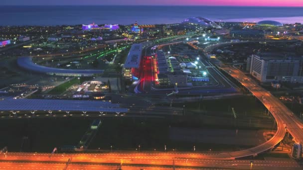 Sochi, Rusko-25. duben 2017: hlavní stánky Sochi Autodrom v noci, letecký výhled — Stock video