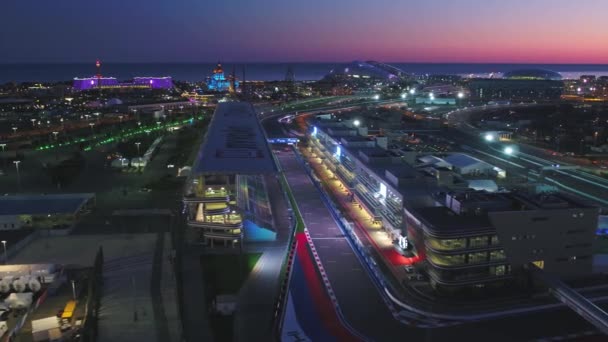 Sotsji, Rusland-25 april 2017: hoofd stands van Sochi Autodrom 's nachts, luchtfoto — Stockvideo