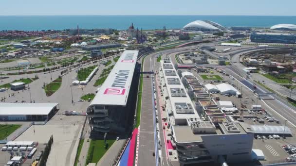 Sochi, Rusia - 25 de abril de 2017: vista aérea de Sochi Autodrom y el Parque Olímpico — Vídeo de stock