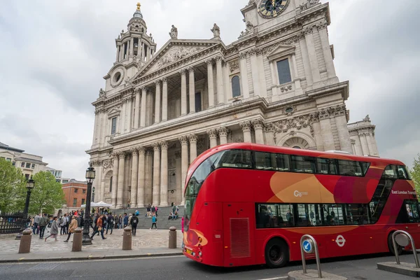Londres - 3 de mayo de 2019: autobús rojo de dos pisos en una calle de la ciudad — Foto de Stock