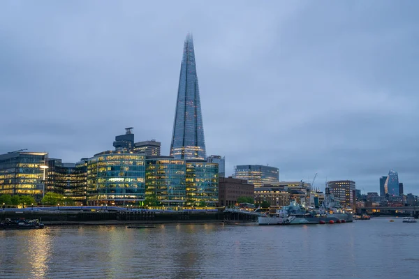 Londen-mei 3, 2019: uitzicht vanaf de Thames-de Shard London Bridge en HMS Belfast — Stockfoto