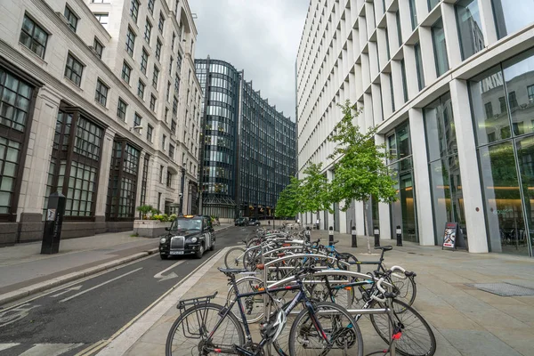 Londyn-3 maja 2019: ulice Londynu-domy, rowery, taksówki — Zdjęcie stockowe