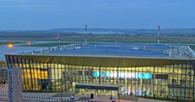 Saratov, Rusya - 20 Ağustos 2019: Gagarin Uluslararası Havaalanı yolcu terminalinin görünümü