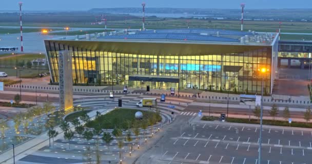 Саратов, Росія-20 серпня 2019: вид на будівлю пасажирського терміналу Міжнародного аеропорту імені Гагаріна — стокове відео