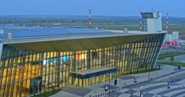 Saratov, Rusya - 20 Ağustos 2019: Gagarin Uluslararası Havaalanı yolcu terminalinin görünümü