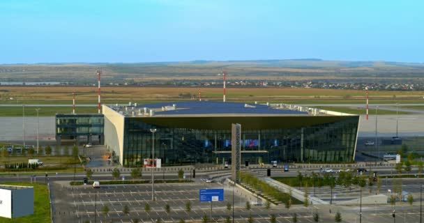 Saratov, Rusya - 20 Ağustos 2019: Gagarin Uluslararası Havaalanı yolcu terminalinin görünümü — Stok video