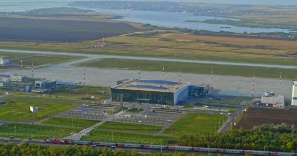 Saratov, Russia - 20 agosto 2019: vista della costruzione del terminal passeggeri dell'aeroporto internazionale di Gagarin — Video Stock