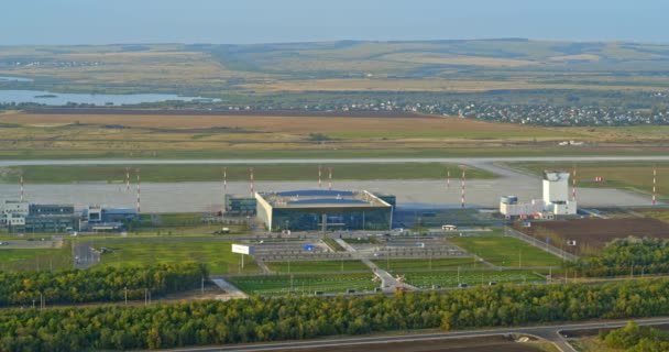 Saratów, Rosja-20 sierpnia 2019: widok na budowę terminalu pasażerskiego lotniska Gagarin International — Wideo stockowe