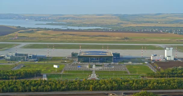 Saratów, Rosja-20 sierpnia 2019: widok na budowę terminalu pasażerskiego lotniska Gagarin International — Wideo stockowe