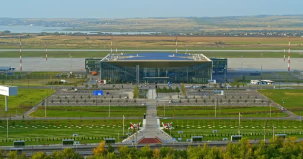 Саратов, Россия - 20 августа 2019 года: вид на здание пассажирского терминала Международного аэропорта имени Гагарина — стоковое видео