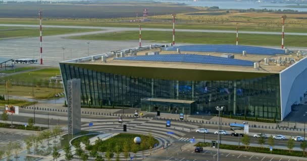 Saratov, Ryssland-20 augusti 2019: Gagarin International Airport-entré och parkering se — Stockvideo