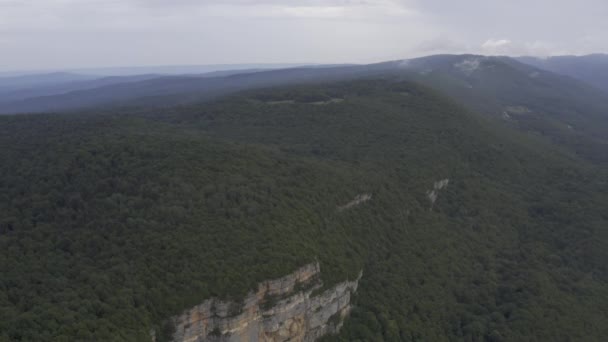 Hermosos acantilados en un día nublado - Pueblo de Mezmay, Rusia — Vídeos de Stock