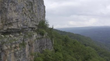 Bulutlu bir günde güzel kayalıklar - Mezmay köyü, Rusya