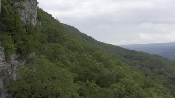 阴天美丽的悬崖 - 俄罗斯梅兹迈村 — 图库视频影像