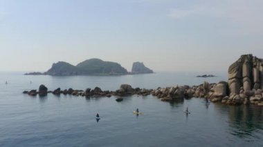 denizde ada: su ortasında büyük pürüzsüz kayalar. Nakhodka yakınlarındaki deniz koyunda Kayalık ada, Rusya.