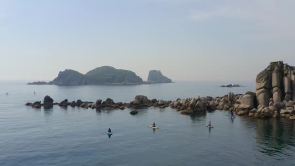 Isola Mare Grandi Massi Lisci Mezzo All Acqua Isola Rocciosa — Video Stock