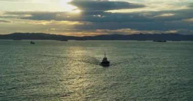 Gün batımında deniz koyunda tekne, Nakhodka, Rusya