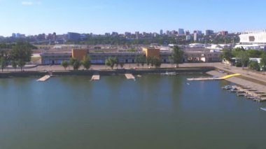 Rostov-on-Don, Rusya - yaklaşık Haziran 2018: Kürek Kanalı Don'un yüksekliğinden görünüm: bir gölet, kano, iskeleler, spor sahaları ve gövdelerde bir grup kürekçinin eğitimi. Bir helikopterden çekim.