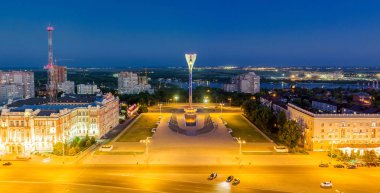 Rostov-on-Don, Rusya - yaklaşık Haziran 2016: Tiyatro Meydanı'nın havadan görünümü ve Rostov Kurtarıcıları'nın stizinin anıtı