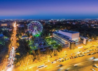 Rostov-on-Don, Rusya - yaklaşık Eylül 2017: bir dönme dolap bir gökyüzü, çeşme ve Gorky Tiyatrosu yukarıdan görünümü