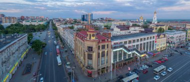 Rostov-on-Don, Rusya - yaklaşık Temmuz 2016: Merkez Mağaza binası nın havadan görünümü ve Bolshaya Sadovaya caddesi