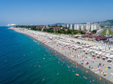 Soçi, Rusya - Temmuz 2017: Olimpiyat Parkı yakınındaki plaj, havadan görünüm