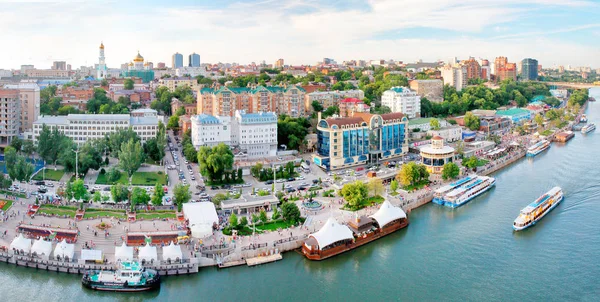 Rostov-on-Don, Oroszország-kb. június 2015: Rostov Embankment egy nyári napon — Stock Fotó