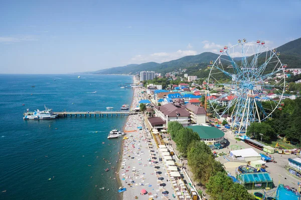 Lazarevskoye, russland - september 2014: blick von der höhe des strandes — Stockfoto