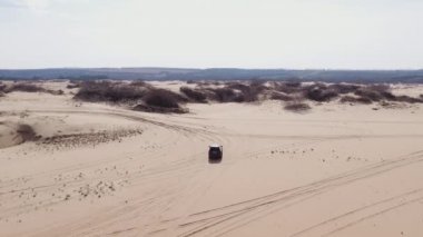 Morozovsky, Rostov Region, Rusya - yaklaşık Nisan 2018: kumlu bir çölde bir araba sürmek. Güneşli bir günde havadan çekilmiş.