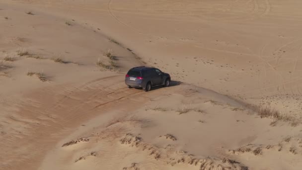 モロゾフスキー ロストフ地方 ロシア 約4月2018 車は砂の砂漠を介して乗ります 晴れた日の空中写真 — ストック動画