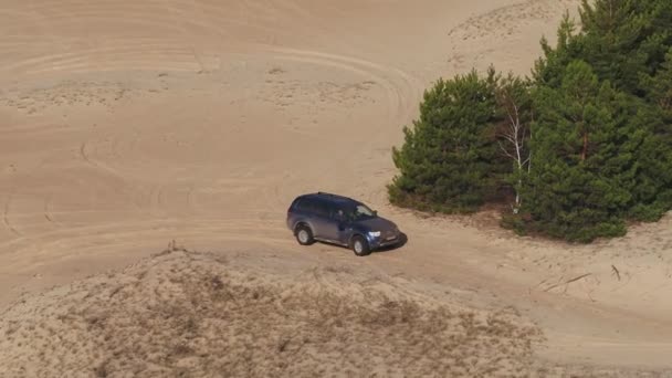 モロゾフスキー ロストフ地方 ロシア 約4月2018 車は砂の砂漠を介して乗ります 晴れた日の空中写真 — ストック動画