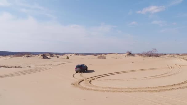 モロゾフスキー ロストフ地方 ロシア 約4月2018 車は砂の砂漠を介して乗ります 晴れた日の空中写真 — ストック動画