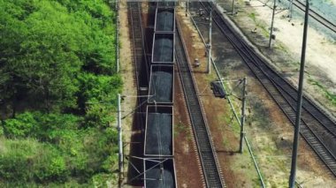 Rusya'da demiryolu, Nakhodka yakınlarında. Tren raylara çıkıyor. Kömür ile araba yüksekliği görünümü.