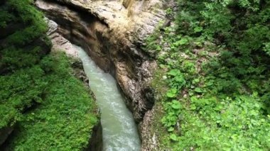 Bir dağ geçidindeki nehir, Guamka, Rusya Federasyonu
