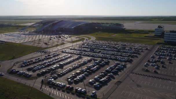 Rostov-sur-le-Don, Russie - Mai 2018 : vue sur le parking de l'aéroport international de Platov — Video