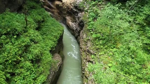 Bir dağ geçidindeki nehir, Guamka, Rusya Federasyonu — Stok video