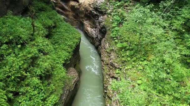 Fiume in una gola di montagna, Guamka, Russia — Video Stock