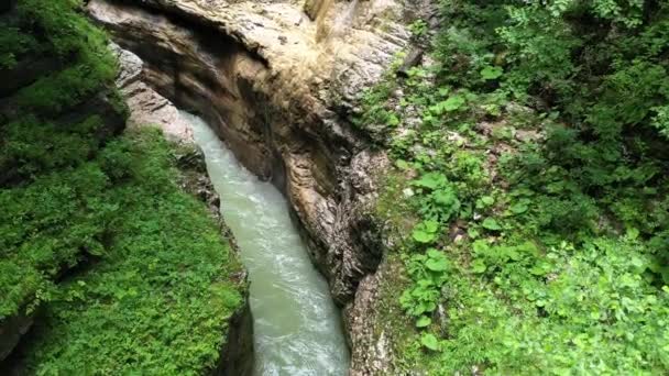 Rivier in een bergkloof, Guamka, Rusland — Stockvideo