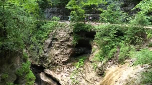 Garganta de la montaña cerca del pueblo de Mezmay, Rusia — Vídeos de Stock