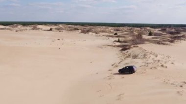 Morozovsky, Rostov Region, Rusya - yaklaşık Nisan 2018: kum çölünde araba