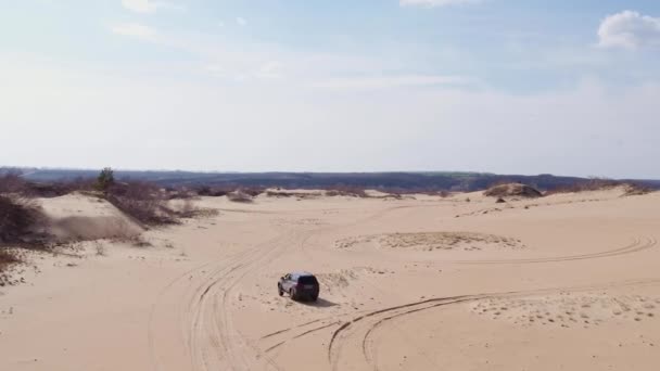 Morozovskij, region Rostov, Rusko-cca. duben 2018: auto v písečné poušti — Stock video