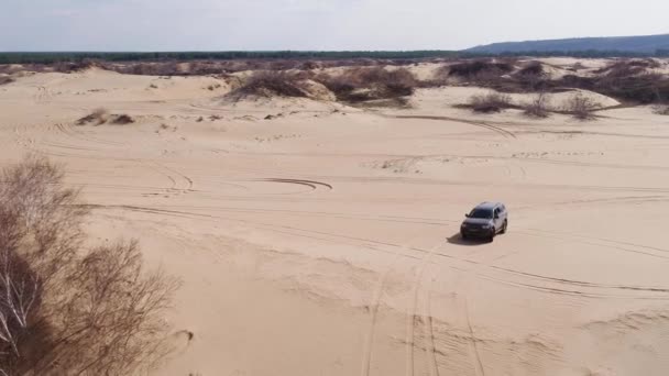 Morozovskij, region Rostov, Rusko-cca. duben 2018: auto v písečné poušti — Stock video